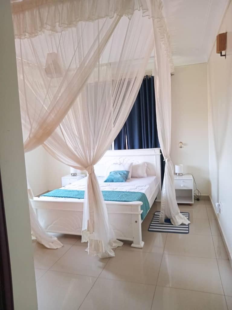 The Abode Apartments Lake View & Breakfast Suite Near Beach Entebbe Exterior photo
