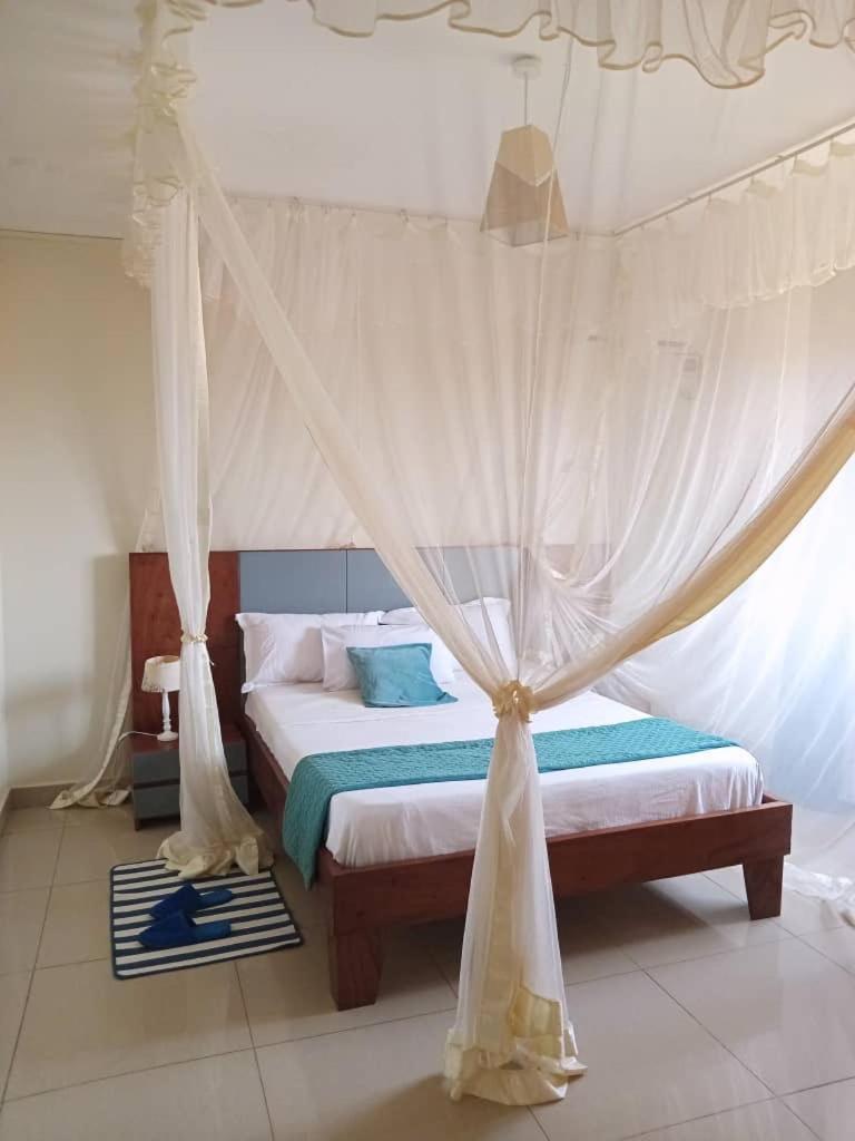 The Abode Apartments Lake View & Breakfast Suite Near Beach Entebbe Exterior photo